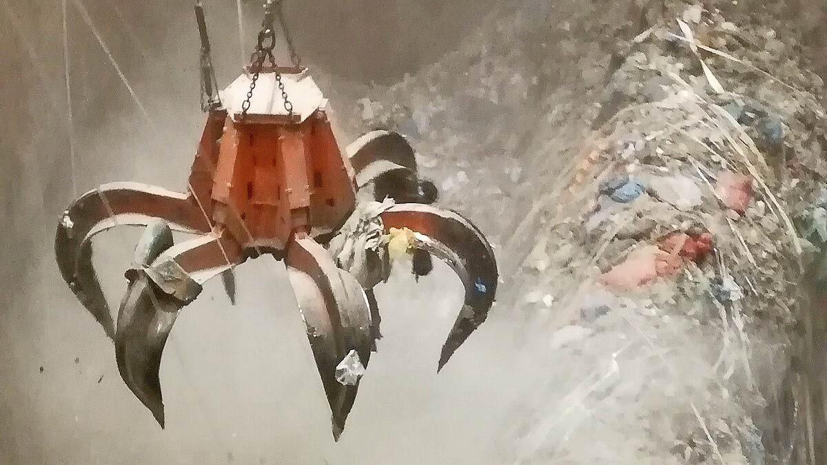 Greifer im Müllbunker einer Waste-to-Energy-Anlage